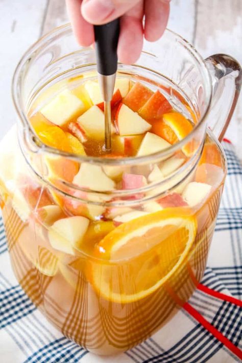 Fall Whiskey Cocktails, Whiskey Punch, Apple Cider Whiskey, Apple Cider Sangria Recipe, Bourbon Cider, Fall Apple Cider, Batch Cocktail Recipe, Bourbon Apple Cider, Apple Cider Punch