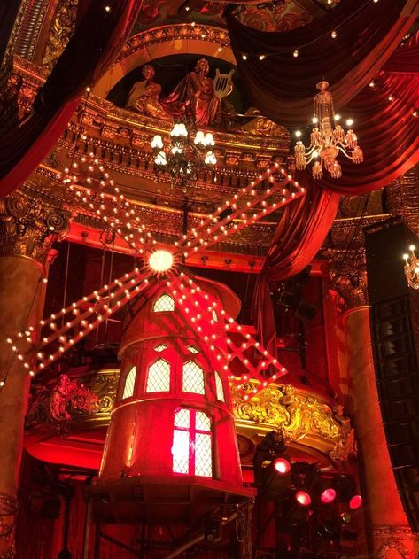 Moulin Rouge Stage, Moulin Rouge Movie, Moulin Rouge Musical, Broadway Party, Beauty And The Beat, Prom Theme, Carnival Themes, Photo Corners, Red Rooms