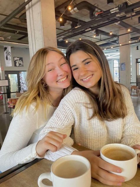 Best Friend Coffee Pictures, Birthday In Coffee Shop, Coffee Shop Pictures Instagram Friends, Picture Poses Coffee Shop, Bff Poses In Cafe, Pics With 3 Friends Photo Ideas, Instagram Coffee Shop Pictures, Friends In A Coffee Shop, Instagram Coffee Pictures