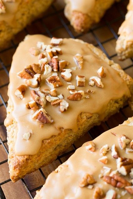 Pecan Scones, Baking Scones, Beaux Desserts, Scones Recipe Easy, Homemade Scones, Pumpkin Scones, Maple Pecan, Sweet Rolls, Crumpets