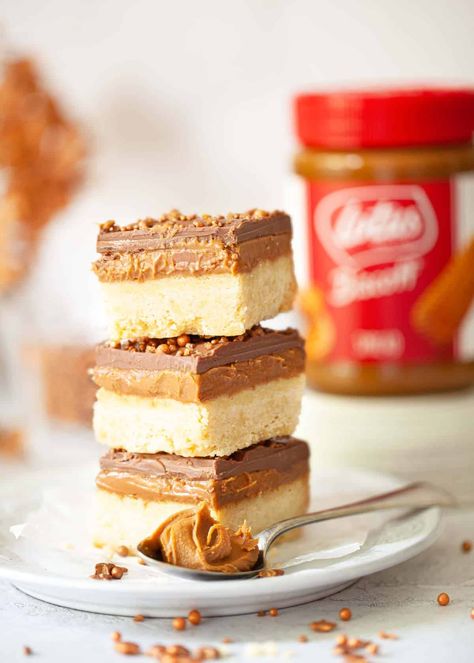 Biscoff Millionaire’s shortbread is ridiculously easy to make. With Biscoff spread taking the place of traditional caramel in this Biscoff traybake, it’s a child-friendly bake and guaranteed to please Biscoff lovers. Biscoff Millionaires, Biscoff Millionaires Shortbread, Lotus Recipes Biscoff, Lotus Cake Biscoff, Chocolate Lotus Biscoff Cake, Dessert Recipes Cookies, Biscoff Recipes, Millionaire Shortbread, Ginger Biscuits