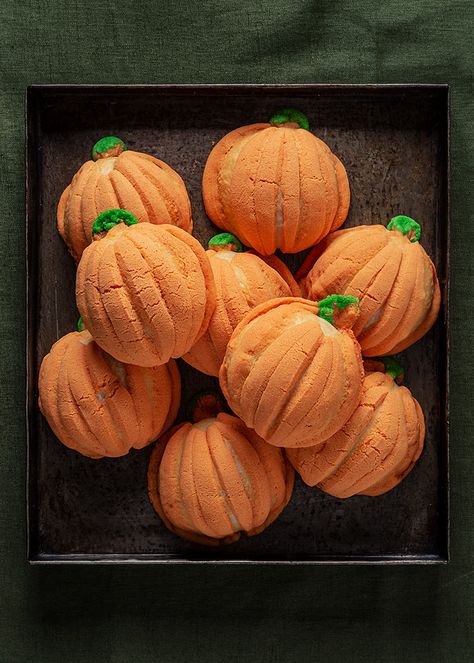 Pumpkin Conchas Recipe, Mini Conchitas, Pumpkin Conchas, Halloween Conchas, Conchas Recipe, Conchas Pan, Postres Halloween, Mexican Sweet Breads, Thanksgiving Snacks