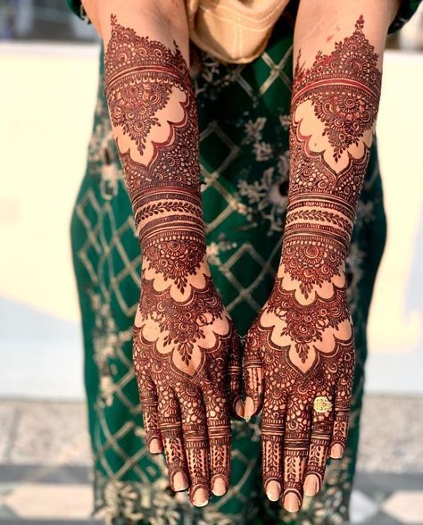 Hina Ideas, Bridal Mehendi Designs Wedding, Arabic Bridal Mehndi Designs, Mehendi Wedding, Makeover Photoshoot, Beautiful Simple Mehndi Design, Mehedi Design, Indian Mehndi, Leg Mehndi