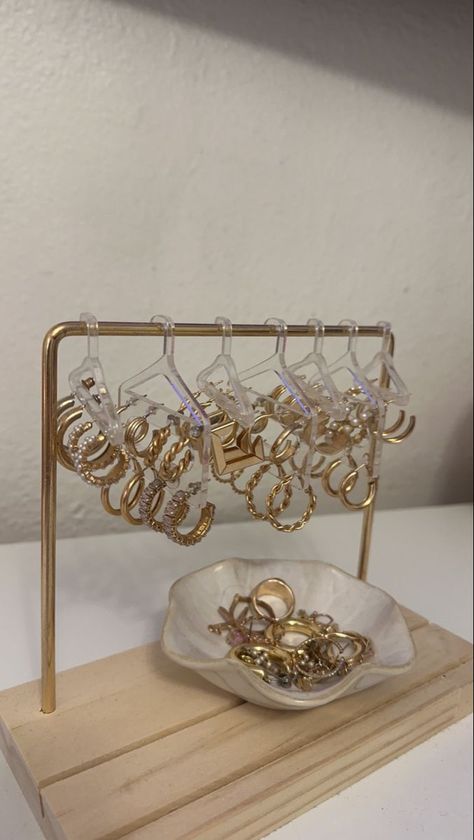 How to Decorate a Bedroom for a Bibliophile Jelwery Organizers Aesthetic, Julery Organization, Jewelry Storage Aesthetic, Jewelry Organizer Earrings, Preppy Gold Jewelry, Jewelry Holder Aesthetic, Aesthetic Jewelry Holder, Jewelry Organizer Aesthetic, Jewlery Storage