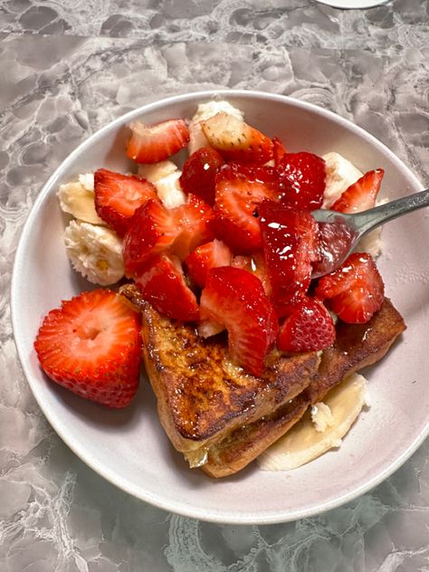 homemade strawberry bannana french toast. orginal pin. #frenchtoastrecipe #strawberry #banana #frenchtoastcasserole #breakfast #aesthetic #breakfastideas French Toast Aesthetic, Toast Aesthetic, Strawberry French Toast, Strawberry Pancakes, Bakery Foods, Breakfast Aesthetic, School Breakfast, French Toast Sticks, French Toast Casserole