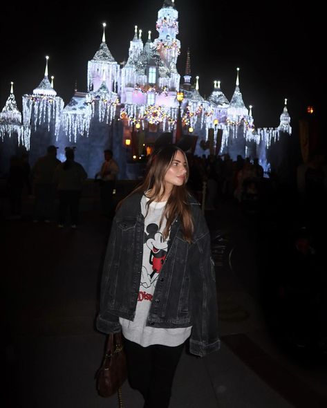 Disney weekend ♥️ | Instagram Josi Pellicano, Model Chic, Outfit Coquette, December Outfits, Aesthetic Vogue, Cute Disney Outfits, Preppy Southern, Cute Icon, Disneyland California