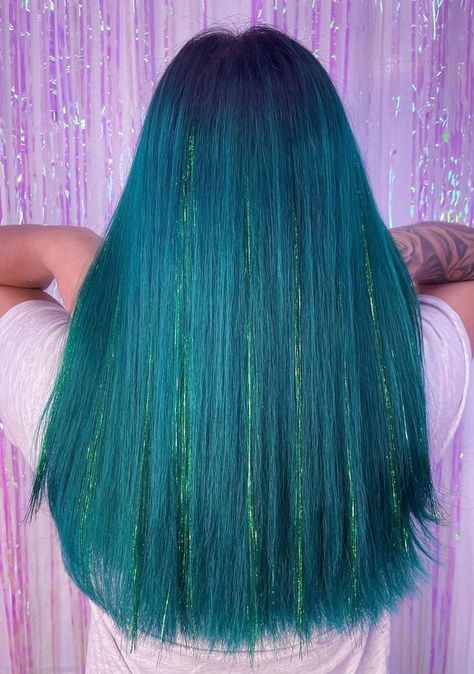 Hair tinsel Short Teal Hair, Tinsel Ideas, Tinsel Hair, Green Tinsel, Cute Hair Colors, Hair Tinsel, Teal Hair, Turquoise Hair, High Design