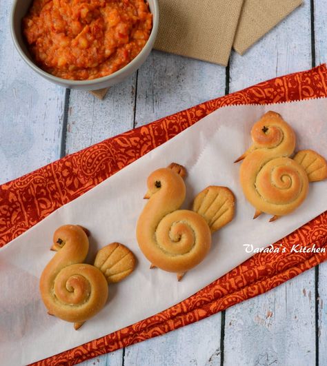 Shaped Dinner Rolls, Decorações Com Comidas, Bread Shaping, Bread Art, Dinner Rolls Recipe, Bread Bun, Fun Kids Food, Bread Rolls, Rolls Recipe