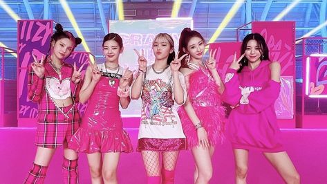 Itzy Loco Outfits, Itzy Wallpaper Desktop, Landscape Desktop Wallpaper, Landscape Desktop, Itzy Loco, Itzy Ot5, Itzy Wallpaper, Crazy In Love, Kpop Outfits