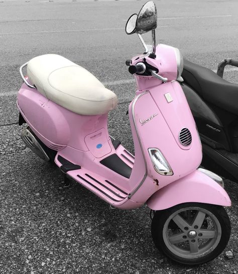 Pink Bicycle Aesthetic, Pink Moped, Pink Vespa, Pink Scooter, Bicycle Aesthetic, Pink Bicycle, Dream Ideas, Vintage Vespa, Women Bike