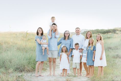 Whites, Chambray, and Light Blues Family Photos Jeans And White, 3 Person Beach Pictures, Blue And White Beach Pictures Family, Family Photo Beach, Family Beach Pictures Outfits, Photo On The Beach, Hawaii Outfit, Beach Picture Outfits, Extended Family Photography