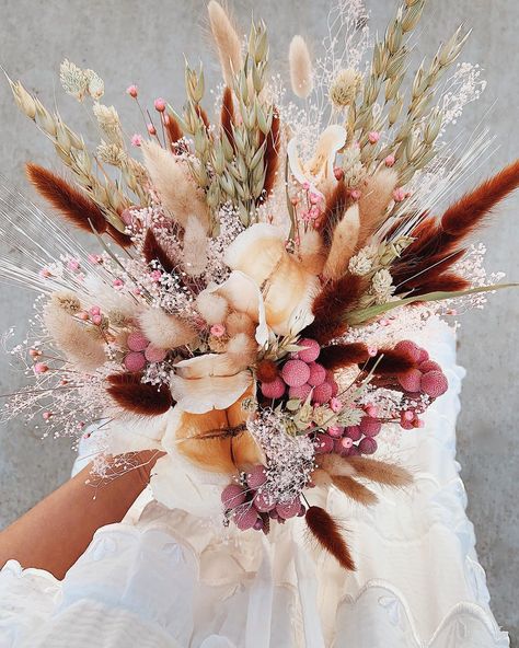 Bunny tail everything. 🌾🐰  #Regram via @honestlywtf Dyed Flowers, Fleurs Diy, Bunny Tail, Wedding Chicks, Deco Floral, Diy Bouquet, Dried Floral, Dried Flower Bouquet, Dried Flower Arrangements