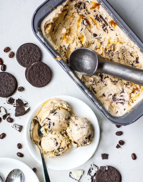 Cookies And Cream Coffee, Cookie N Cream Ice Cream, Coffee Cookies And Cream Ice Cream, Cream Photoshoot, Ice Cream Salted Caramel, Cookies And Cream Ice Cream Aesthetic, Kaja Receptek, Cookies Ice Cream, Coffee Caramel