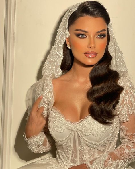 Middle Eastern Bridal Hair, Heavy Wedding Makeup, Lebanese Bride Hairstyle, Arab Bride Hairstyles, Draped Veil Hair Down, Long Vails Wedding Ideas, Middle Eastern Wedding Makeup, Bride Hairstyles For Long Hair With Veil, Wedding Hairstyles For Bride With Veil