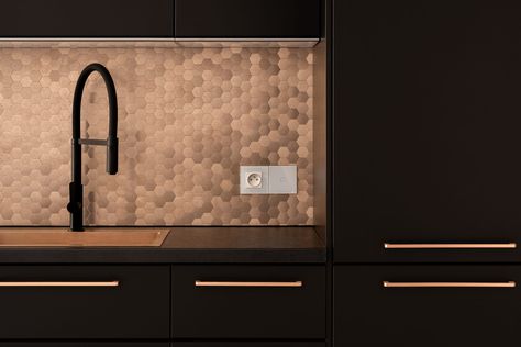 Black and copper kitchen design ideas Copper Splashback, Black And Copper Kitchen, Traditional Backsplash, Modern Kitchen Backsplash, Neutral Backsplash, Kitchen Copper, Manufactured Stone Veneer, Copper Kitchen Decor, Copper Backsplash