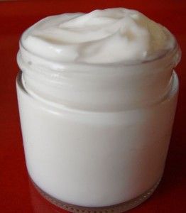 Homemade lotion recipe, great instructions, and ... WOW ... I SO want to make this NOW!!  :*D Homemade Face Lotion, Homemade Lotion Recipe, Lotion Bars Diy, Homemade Face Cream, Lotion Recipe, Vegan Blog, Diy Lotion, Diy Kosmetik, Homemade Lotion