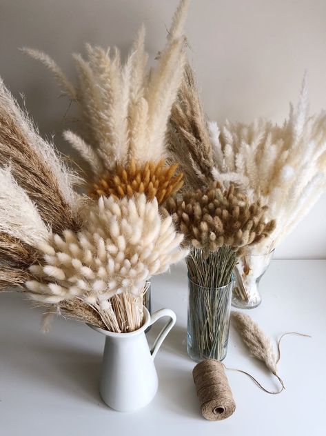 Pampas Grass Wedding Centerpieces Creative Bouquet, Dried Plants, Deco Champetre, Top Wedding Trends, Grass Decor, Wedding Chandelier, Pampas Grass Decor, Wedding Simple, Grass Wedding