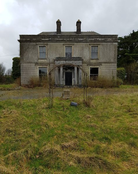 Old Irish Cottage Interiors, Irish Farmhouse Renovation, Celtic House, Irish Cottage Interiors, Irish Farmhouse, Irish Country House, Irish Architecture, Ireland Country, Irish Houses