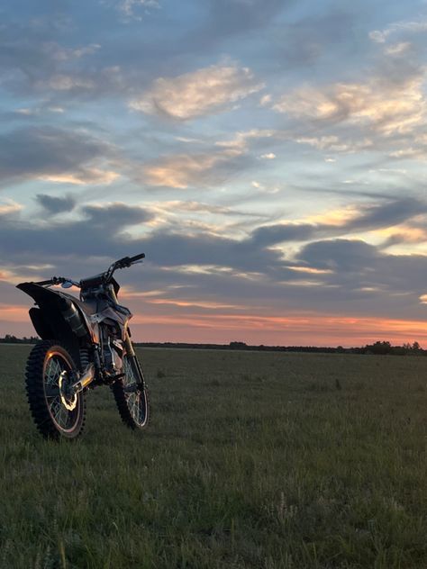 Dirtbike Aesthetic, Motocross Aesthetic, Biking Aesthetic, Yamaha Dirt Bikes, Motocross Love, Bike Aesthetic, Biker Love, Quad Bike, Dream Lifestyle