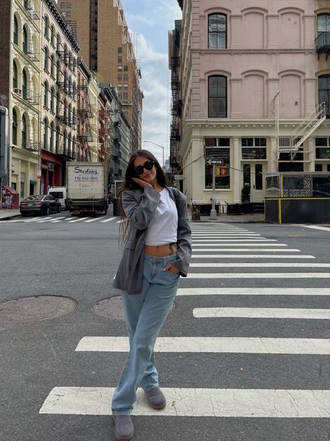 Nyc Street Outfits, New York Poses Photo Ideas, Instagram Pose Ideas Standing, Nyc Instagram Pictures, New York Instagram Pictures, City Aesthetic Outfit, Nyc Picture Ideas, Nyc Girl Aesthetic, Nyc Photo Ideas