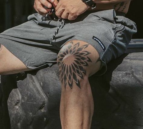 Forum Tattoos Men, Geometric Knee Tattoo Men, Mandala Tattoo Knee Men, Around The Knee Tattoo Men, Men’s Knee Tattoo, Geometric Knee Tattoo, Knee Cap Tattoo Ideas, Knee Mandala Tattoos, Above Knee Tattoo Men