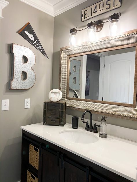 Mans Bathroom Decor Ideas, Boy Bathroom Ideas Kid, Manly Bathroom Ideas, Mens Bathroom Ideas Decor, Teen Boys Bathroom Ideas, Guys Bathroom Ideas, Boys Bathroom Ideas Kid, Men Bathroom Decor