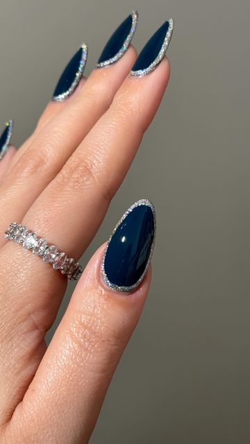 Dark Blue Nails And Silver, Blue Nails Silver Tips, Classy Blue Nail Designs, Navy Blue Nail Art Silver Glitter, Dark Blue Classy Nails, Navy Blue Chrome Nails Designs, Nail Inspo Midnight Blue, Navy Blue Nails With Sparkles, Royal Blue Nails Aesthetic