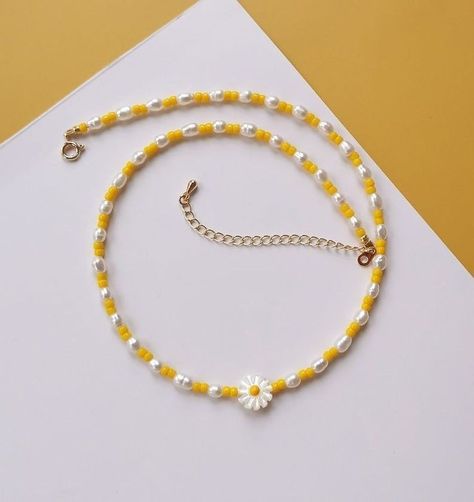 Yellow Beaded Necklace, Pulseras Kandi, Homemade Necklaces, Beaded Jewelry Necklaces, Yellow Necklace, Yellow Jewelry, Beaded Necklace Diy, Diy Bracelet Designs, Beads Bracelet Design