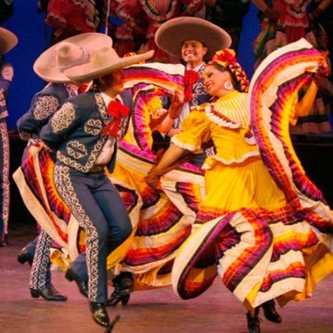 Mexico Dance, Folklorico Dresses, Mexican Artwork, Mexican People, Traditional Mexican Dress, Ballet Folklorico, Spanish Heritage, Mexican Culture Art, Mexican Fashion