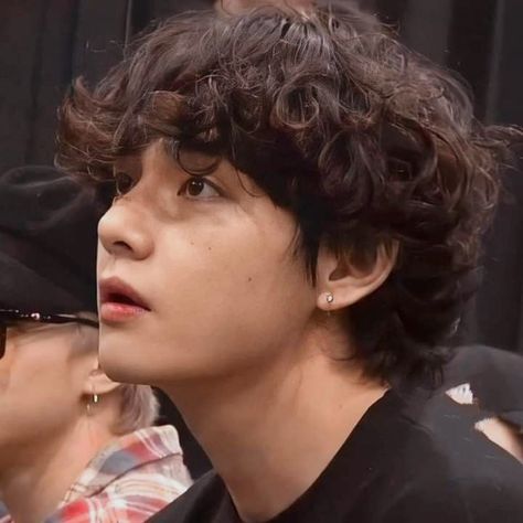 The Perfect Guy, V Bts, V Taehyung, Messy Hairstyles, Perm, Foto Bts, Bts Boys, Bts Photo, Bts Taehyung