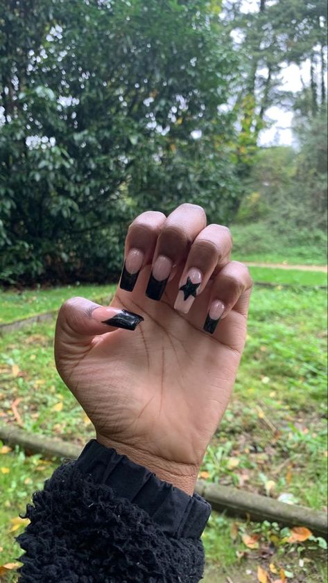 French nails Nail Ideas Y2k Simple, Black Star Nails Acrylic Y2k, Star Nail Designs Y2k Simple, Y2k Nails Acrylic Simple, Nails Acrylic Coffin Y2k, Simple Nails Y2k, Coffin Acrylic Nails Stars, Y2k Nails Inspiration, Star Nails Y2k Long