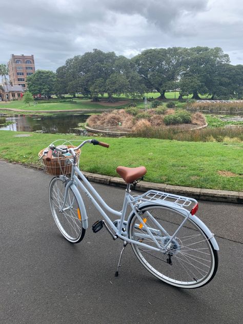 Blue Bike With Basket, Bike With Basket Aesthetic, Cute Bicycles, Cruiser Bike Aesthetic, Sepeda Aesthetic, Beach Bike Aesthetic, Bicycles Aesthetic, Cute Bikes, Beach Cruiser Bikes Women