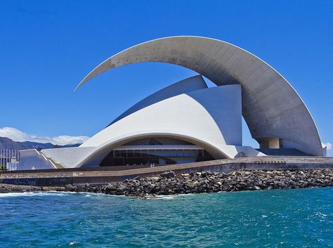 Auditorio de Tenerife „Adán Martín“ in Santa Cruz de Tenerife | © Koppchen/WikiCommons Calatrava Architecture, Expressionism Architecture, Opera Theatre, Stunning Architecture, Unusual Buildings, Santiago Calatrava, Sopot, Amazing Buildings, Concert Hall