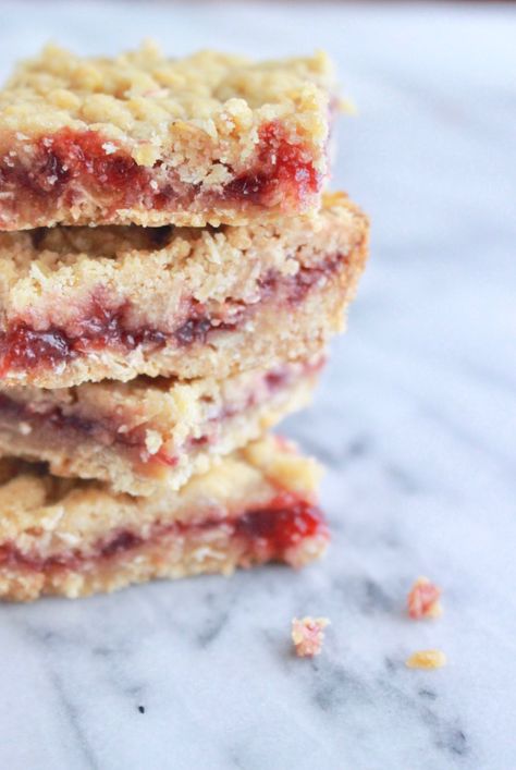 Strawberry Crumble Bars, Butter Tart Squares, Bars Dessert, Strawberry Crumble, Strawberry Bars, Strawberry Crisp, Recipe Strawberry, School Dinners, Oat Crumble