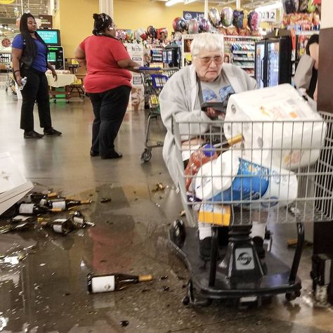 She knocked over the wine display and just kept truckin Nothing to see here Laughing Images, Walmart Pictures, Best Jokes, Walmart Funny, Super Funny Memes, Wine Display, Hit And Run, Party People, Good Jokes