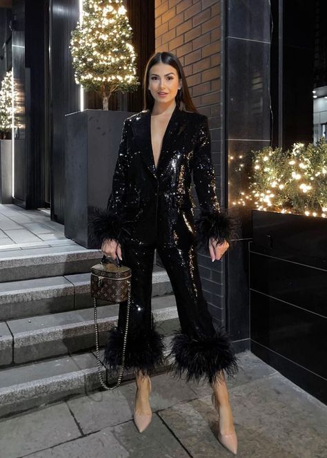 Feather Suit Women, Elegant Outfit 2023, Winter Concert Outfit Night Cold, Glam Outfits Classy, Blazer Outfits For Women Parties, Glam Party Outfit, Women Suits, Stylish Suit, Mode Abaya