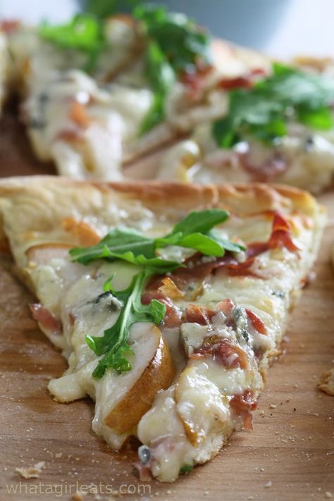 Flatbread Pizza Toppings, Pizza Dough Garlic Knots, Pear Gorgonzola Pizza, Pepperoni Pizza Bread, Gorgonzola Pizza, Pear Pizza, Gorgonzola Recipes, Arugula Pizza, Ooni Pizza