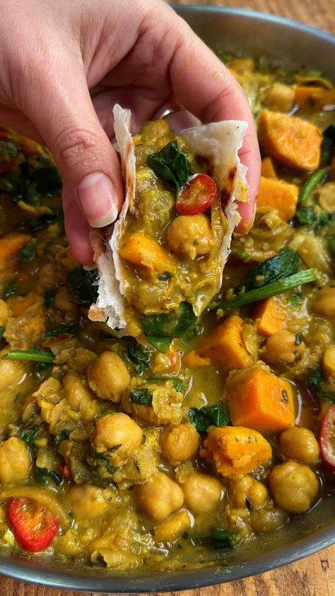 Caribbean Vegetable Curry | Carole Food Caribbean Chickpea Curry, Island Vegetable Recipes, Jamaican Vegetable Curry, Low Carb Caribbean Recipes, Easy Healthy Vegan Dinner Recipes, Carribean Veggie Recipes, Vegetarian And Pescatarian Recipes, Soul Food Vegetables, Indian Veggie Curry