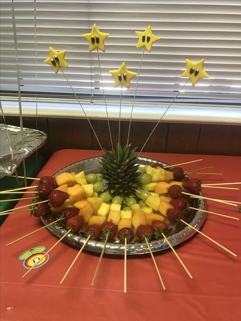 Fruit platter skewers with Mario stars Super Mario Fruit Platter, Mario Fruit Tray, Mario Stars, Rainbow Road Mario Kart, Mario Kart Party, Mario Star, Mario Cake, Sonic Party, Super Mario Birthday Party