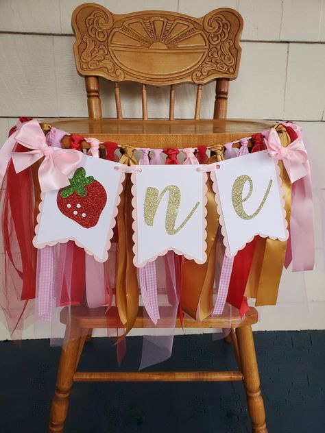 Strawberry High Chair Banner. ONE banner. Strawberry Garland. Strawberry party decorations. Strawberry Theme. Fully Assembled. by ThePinkPapermill on Etsy Birthday Highchair, Strawberry Baby, Strawberry Decorations, Strawberry Party, Birthday Photo Props, Sweet Party, Cake Banner Topper, 1st Birthday Decorations, 1st Birthday Photos