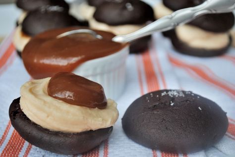 Salted caramel buttercream chocolate Whoopie pies http://lecordonq.blogspot.com/2013/04/salted-caramel-whoopie-pies.html?m=0 Salted Caramel Buttercream, Whoopie Pie Recipe, Buttercream Chocolate, Chocolate Whoopie Pies, Pastry Cook, Caramel Buttercream, Whoopie Pie, Caramel Recipes, Whoopie Pies