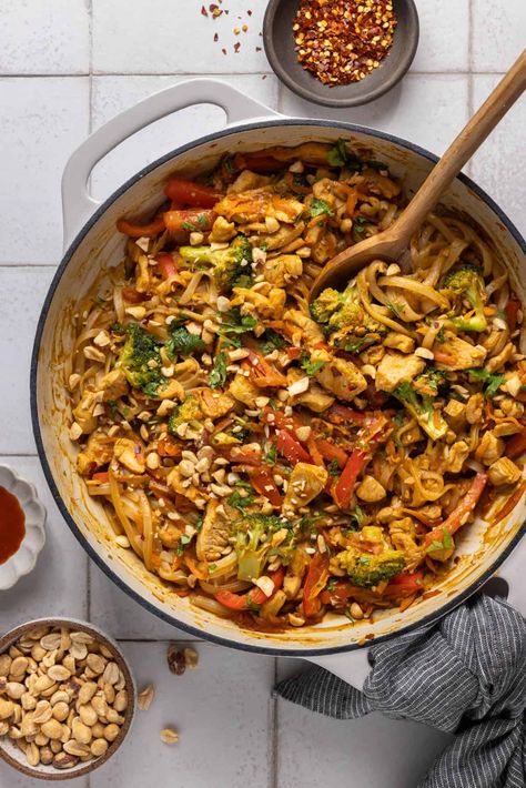 Peanut Chicken Stir Fry With Noodles Peanut Butter Stir Fry, Peanut Noodles With Chicken, Peanut Stir Fry, Peanut Chicken Stir Fry, Stir Fry With Noodles, Easy Peanut Chicken, Peanut Chicken Recipe, Soy Sauce Stir Fry, Chicken Stir Fry With Noodles