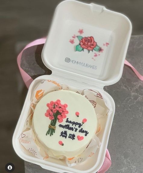 Mothers Day Bento Cake Designs Simple, Bento Graduation Cake Ideas, Mother's Day Bento Cake Ideas, Happy Mothers Day Bento Cake, Bento Cake Hari Ibu, Bento Cake For Mother's Day, Kue Hari Ibu Aesthetic, Mothers Day Bento Cake Design, Bento Cake Flower Design