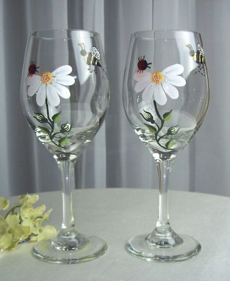 Painting Jars, Decorated Glasses, Scandinavian Chic, Painted Daisy, Glassware Crafts, Enamel Painting, Wine Glass Designs, Diy Wine Glasses, Hand Painted Bottles