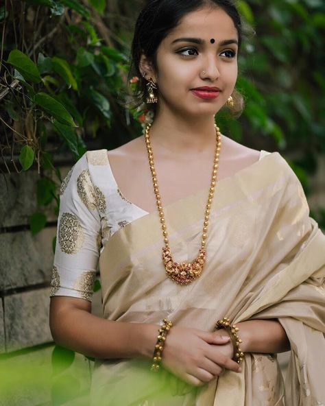 9,471 Followers, 401 Following, 619 Posts - See Instagram photos and videos from KEYAH by Peena Roy (@keyah_label) Mugappu Chain, Bridesmaid Saree, Saree Jewellery, Chanderi Silk Saree, Gold Necklace Indian Bridal Jewelry, Antique Jewelry Indian, Mangalsutra Designs, Wedding Jewellery Collection, Gold Fashion Necklace