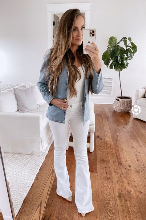 Cream Flared Jeans Outfit, White Flare Jean Outfits, White Flare Jeans Outfit Fall, White Flared Jeans Outfit, White Bootcut Jeans Outfit, White Bell Bottom Jeans Outfit, White Fitted Flare Jeans Casual Style, White Flair Jeans Outfit, Chic White Denim Flare Jeans