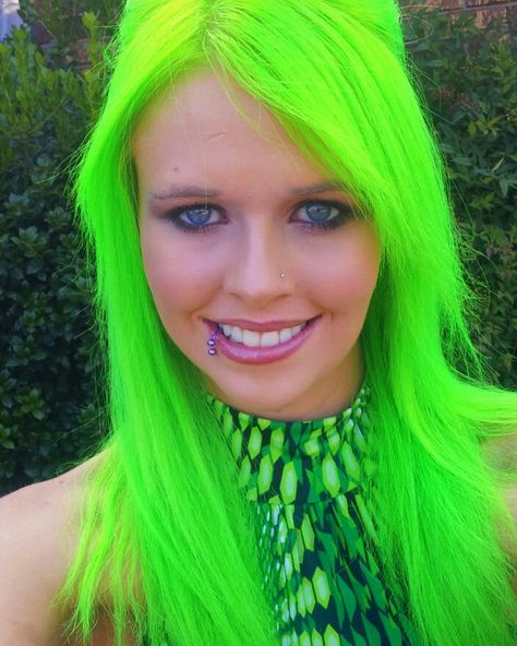 bright green hair Neon Hair Color, Neon Green Hair, Green Hair Dye, Blue Green Hair, Bold Hair Color, Neon Hair, Green Wig, Balayage Hair Dark, Bright Hair Colors