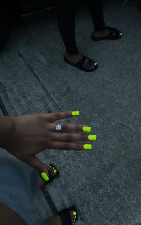 Neon Square Acrylic Nails, Lime Color Nails, Neon 90s Nails, Neon Acrylic Nails Short, Black And Lime Green Nails Acrylic, Neon Green Short Nails, Neon Green Toes, Neon Pink Nails Acrylic, Lime Green Nails Short