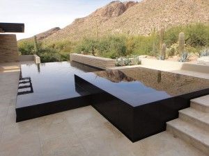 Pool and spa with vanishing edge and black granite tile  #negativeedge #vanishingedge #modernpool Modern Hot Tubs, Vanishing Edge Pool, Piscina Rectangular, Moderne Pools, Hot Tub Designs, Geometric Pool, Infinity Pools, Luxury Swimming Pools, Pool Landscape Design