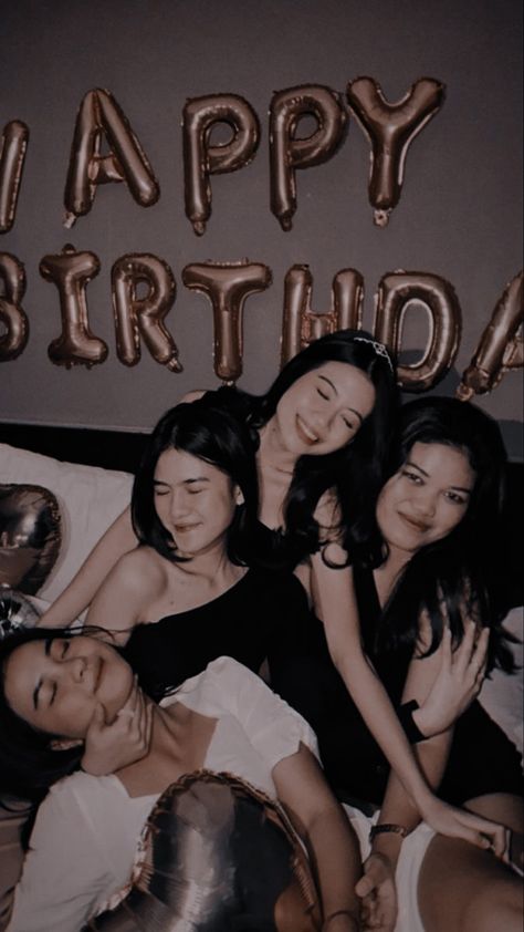 Bday Poses With Friends, Aesthetic Birthday Pics With Friends, Birthday Party Pictures With Friends, Birthday Group Photo, Birthday Picture Ideas With Friends, Birthday Pics With Friends, Birthday Photoshoot Ideas With Friends, Birthday Photoshoot With Friends, Birthday Aesthetic Photos